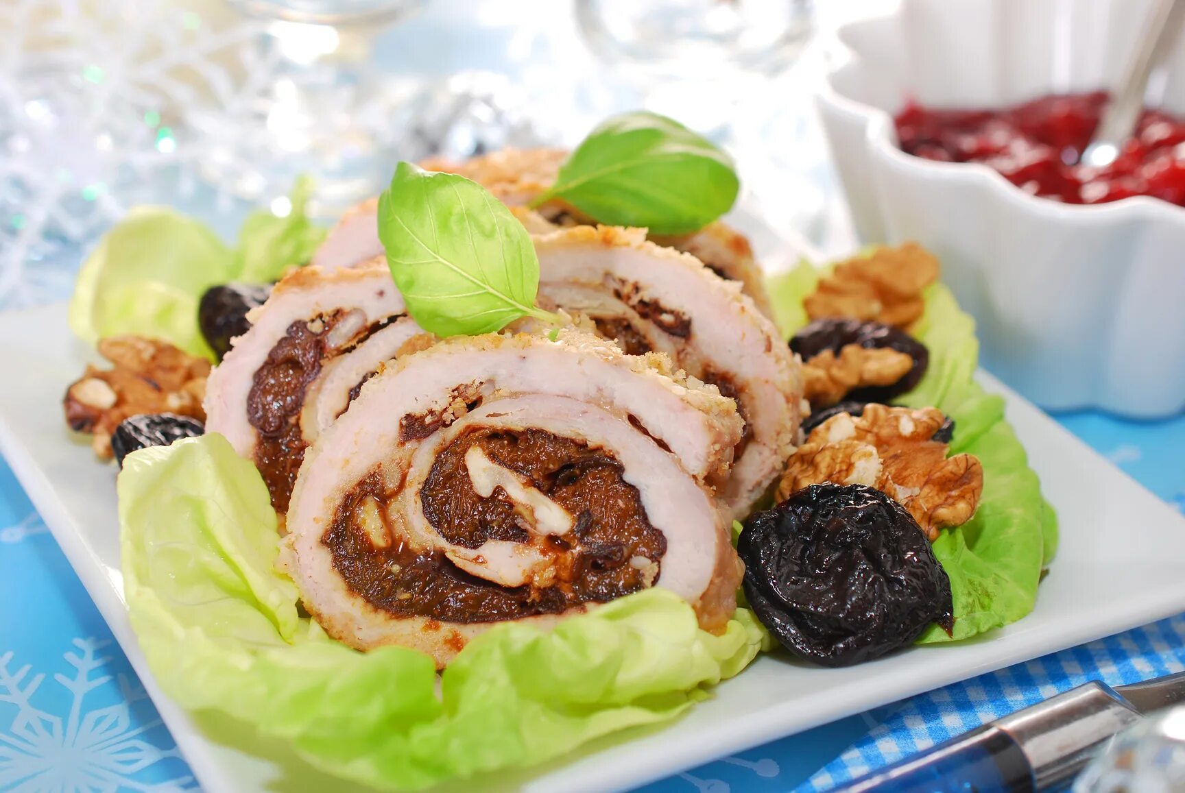 Куриный рулет с черносливом в духовке. Куриный рулетик с черносливом. Куриные рулетики с черносливом. Мясные рулетики фаршированные яблоками и черносливом. Куриный рулет с черносливом в духовке.