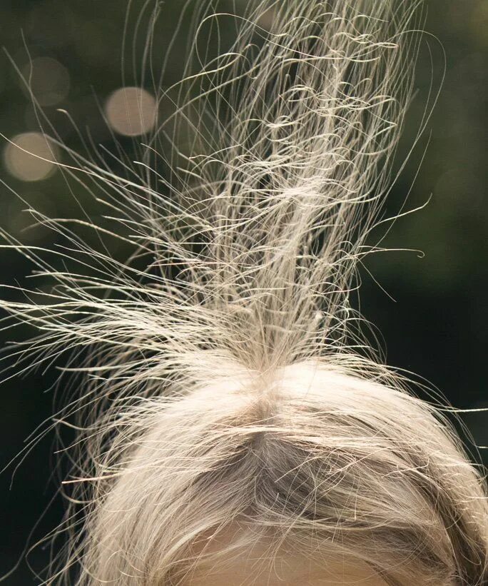 Сильно электризуюсь что делать. Волосы электризуются. Волос электриризуется. Электризация волос. Статическое электричество волосы.