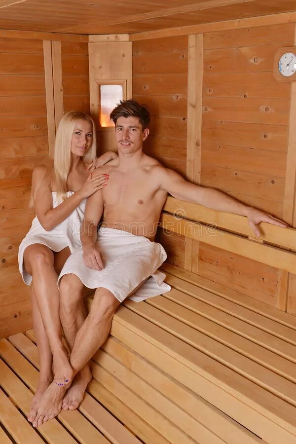 Сауна с телками. Голые молодые пары в бане. Красивые девушки в бане. Парень с девушкой в сауни. Семейные пары в сауне с детьми.