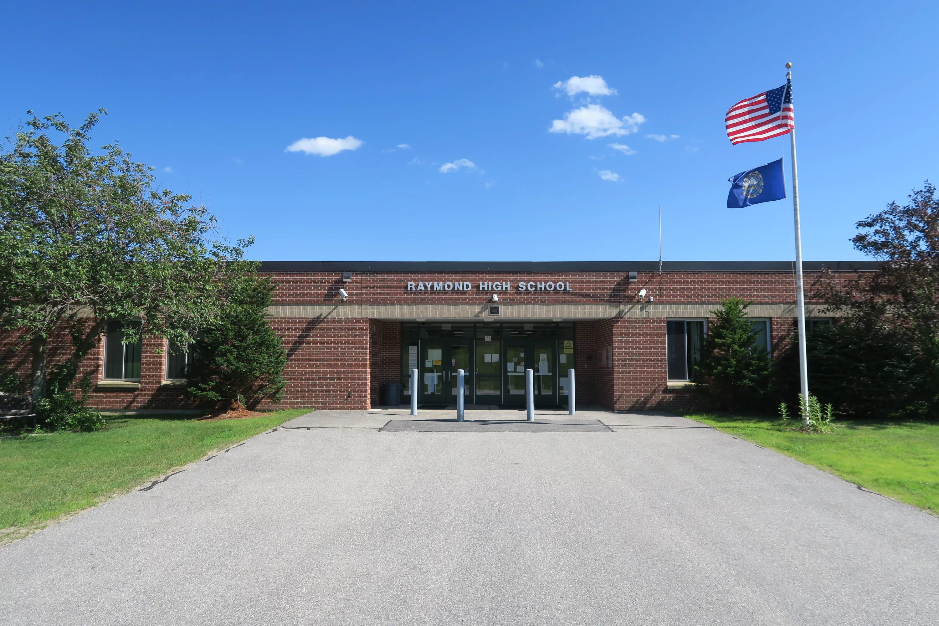 Хай скул школа в США. New Hampshire штат. Школ в США High School. Школа сент Олбанс США.