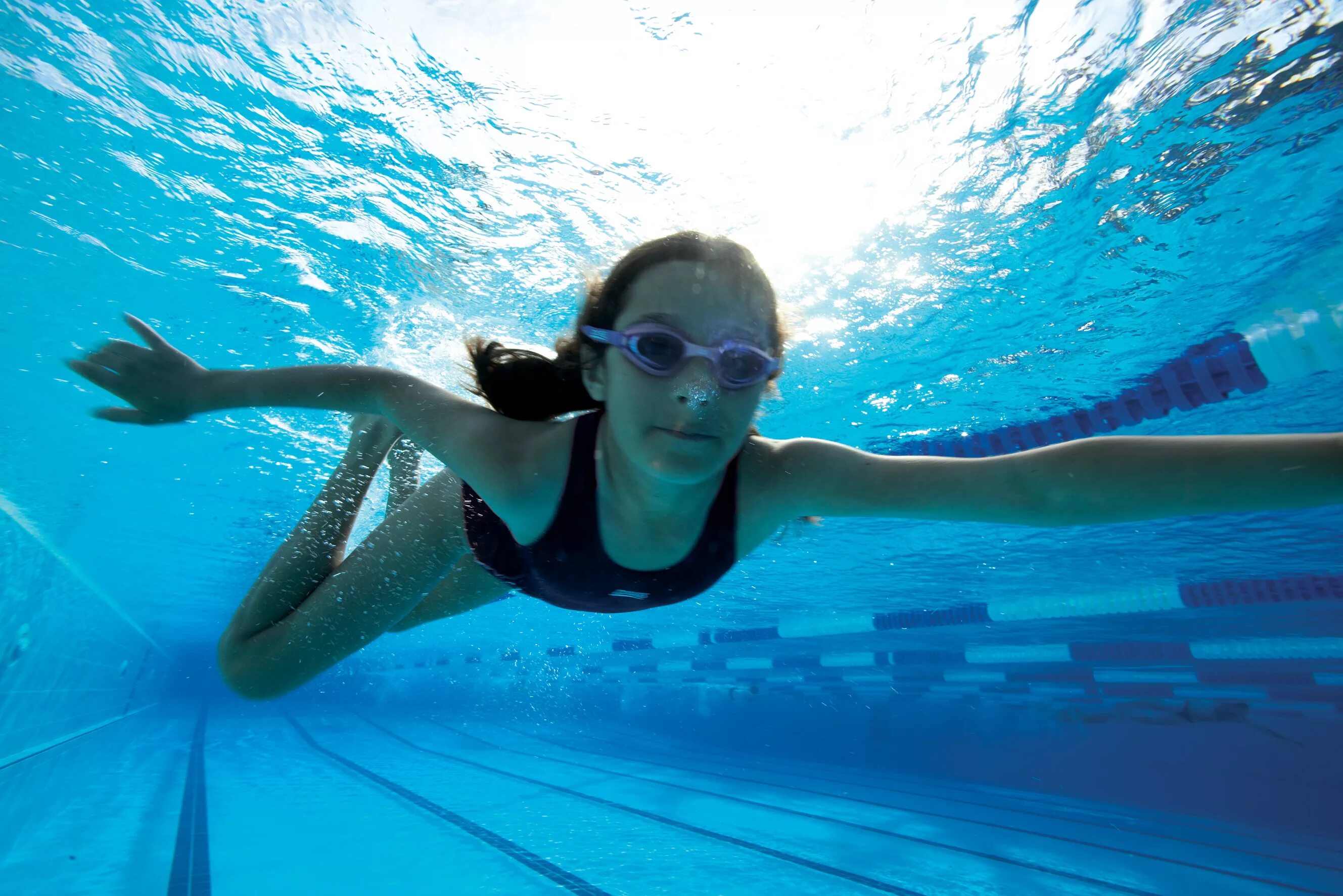 She can well swim. Человек плывет в бассейне. Девочки в бассейне. Плавание девушки. Девушка плавает.