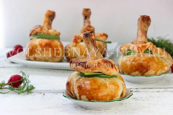 Куриные голени в слоеных мешочках рецепт. Куриные ножки в мешочке из слоеного теста. куриная ножка в мешочке из слоеного теста. куриная ножка в слоеном мешочке с картошкой. куриные ножки с пюре в слоеном тесте.