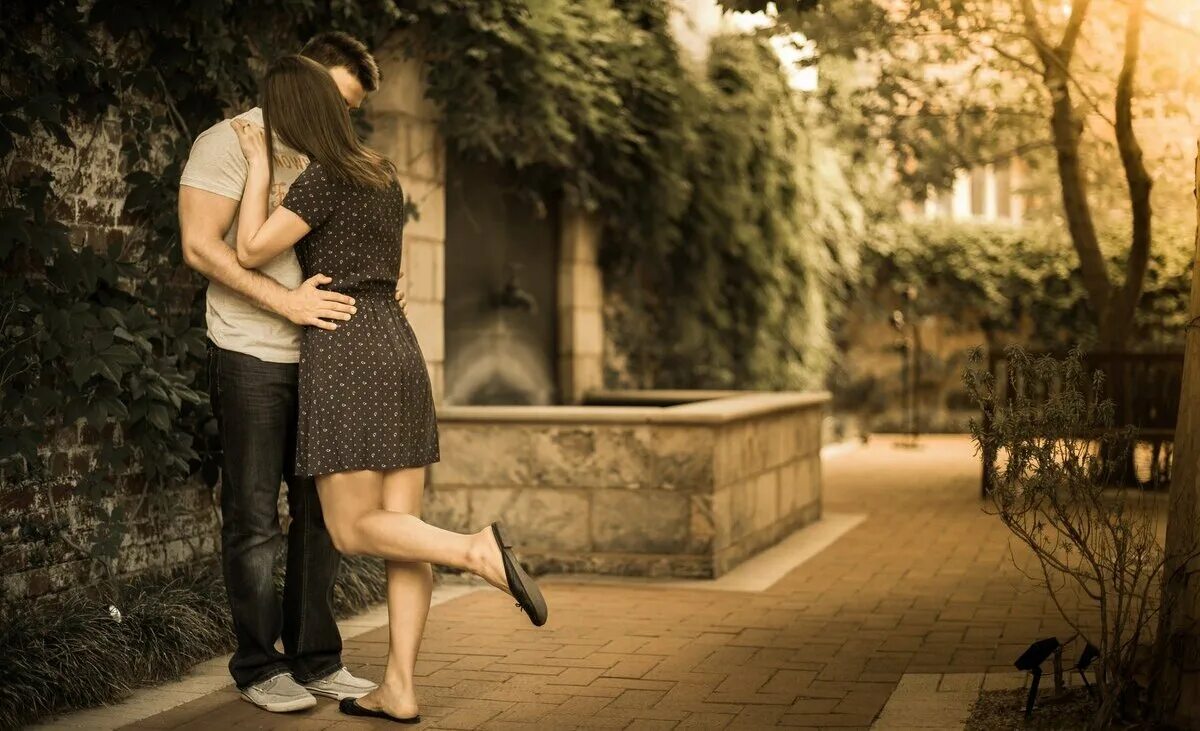 Девушка любит девушку. Парень и девушка. Поцелуй на улице. Мужчина и женщина на улице. Влюбленная пара.
