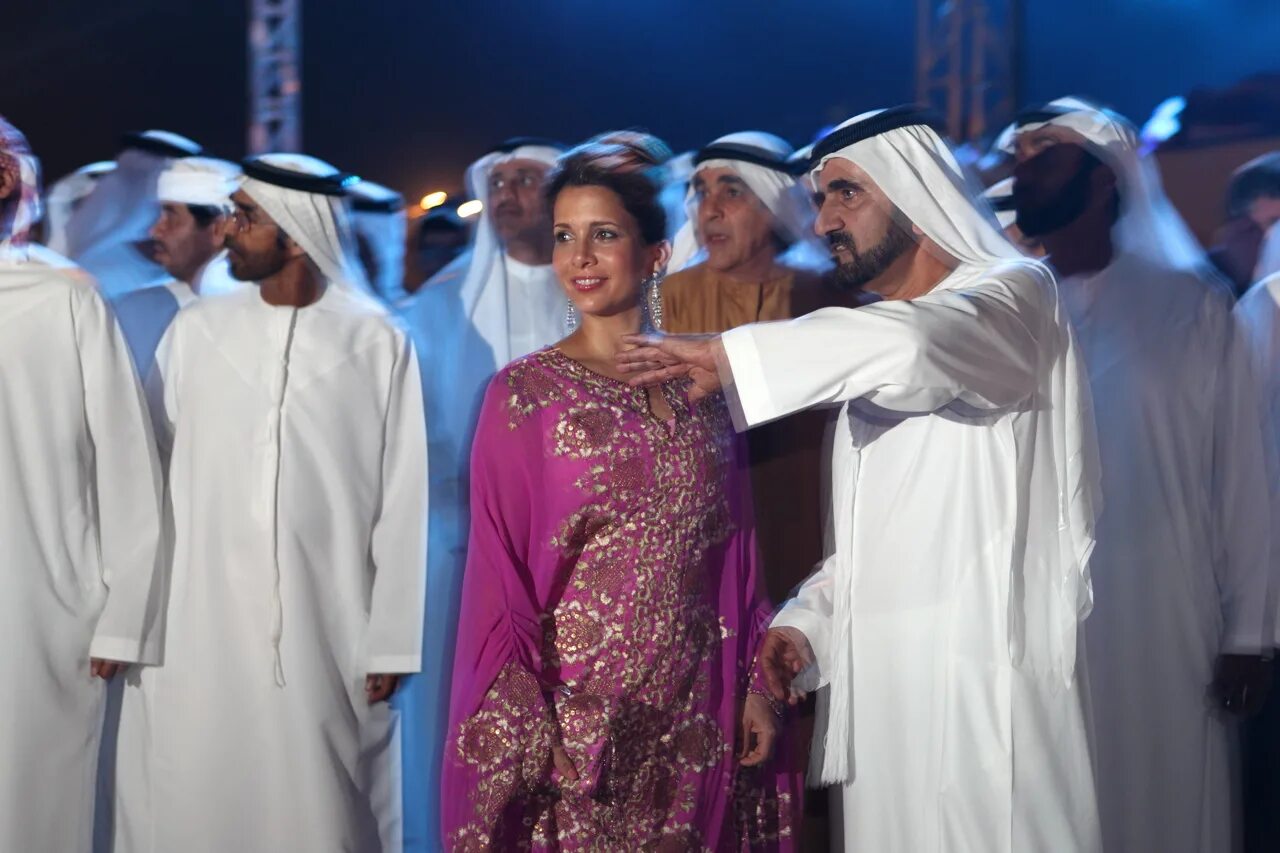 4 жена шейха. Принцесса Дубая шейха. Принцесса ОАЭ Хайя. Шейха Моза бинт Мохаммед Аль Мактум. Правитель Дубая и принцесса Хайя.