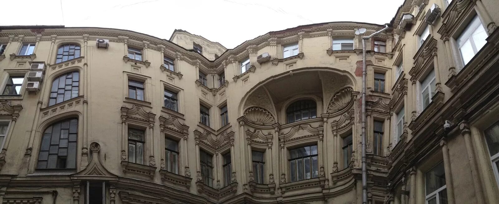 Арбатский двор. Доходный дом ечкина. дворы арбата. арбатские дворы в москве. улица арбат.