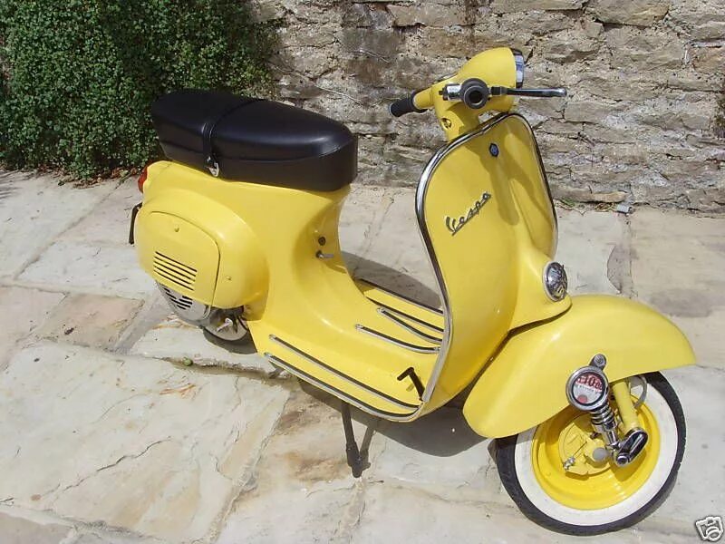 Мотороллер Vespa s50. Веспа s50 желтая. Желтый скутер Веспа. Vespa 1969 Yellow. Желтый мопед