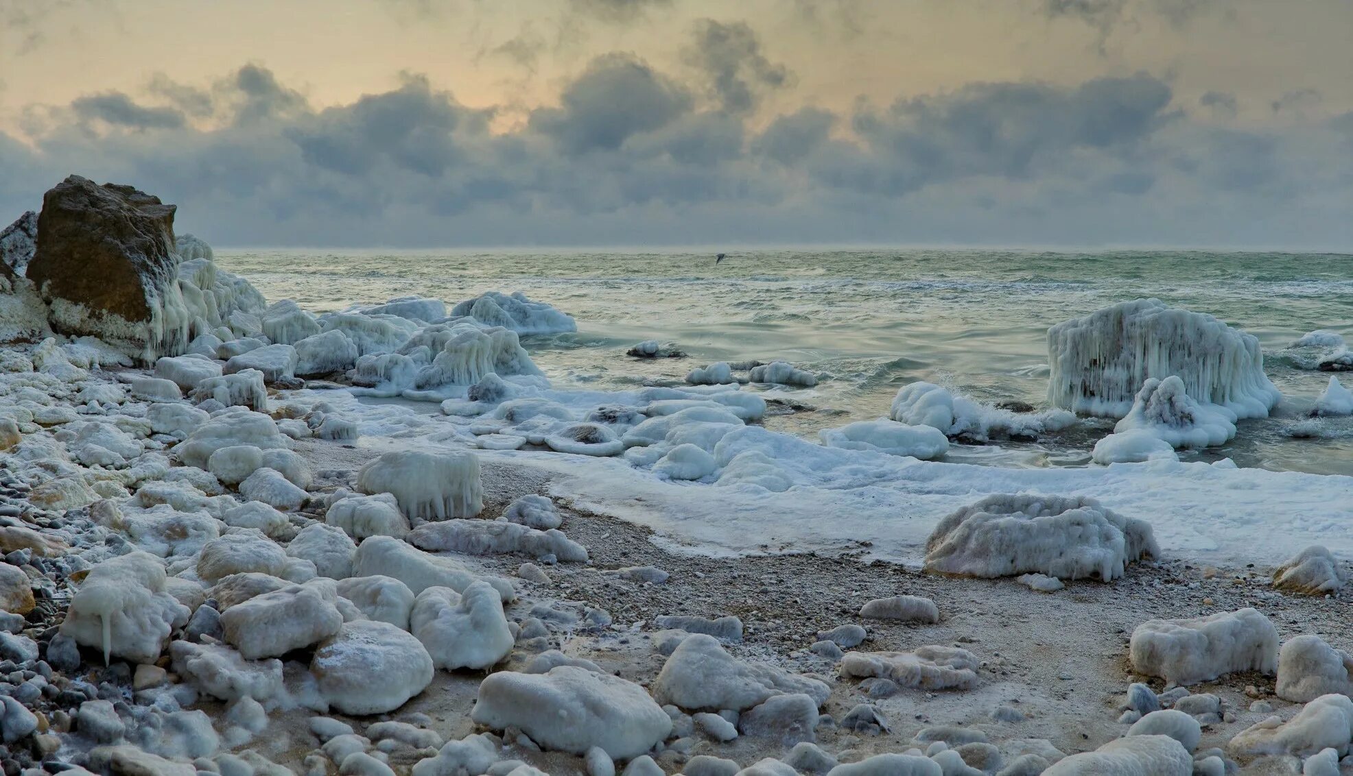 Море гудело грозно выделяясь. Замерзшее черное море 2012. Зима на черном море. Море зима. Побережье черного моря зимой.