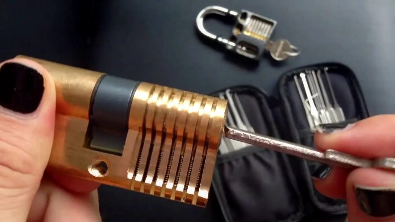 Отмычка китбор. Вскрытие отмычкой. Озон отмычки для замков. Отмычка для навесного замка. Вскрытие отмычкой.