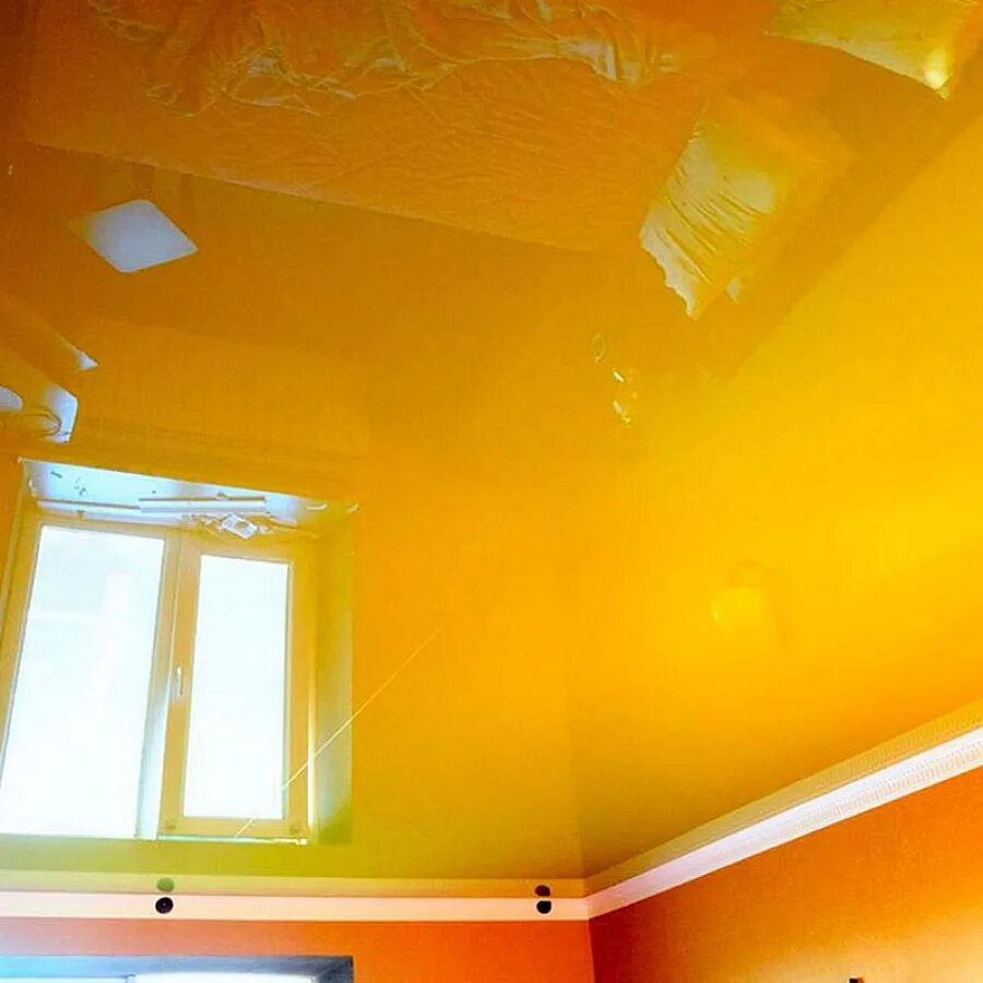 Цветные натяжные потолки. Глянцевый натяжной потолок. Натяжные потолки цветные глянцевые. Желтый глянцевый потолок.