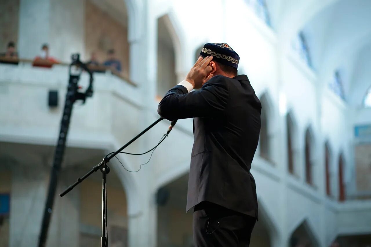 Призыв к молитве с минарета. Азан муэдзин. Азан муэдзин. Муэдзин татарстан. Муэдзин это в исламе.