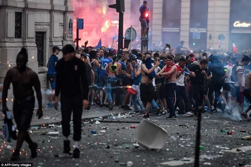 Дебош фанатов на улице города. Массовые беспорядки во франции. массовые беспорядки погромы. беспорядки на улице в париже.