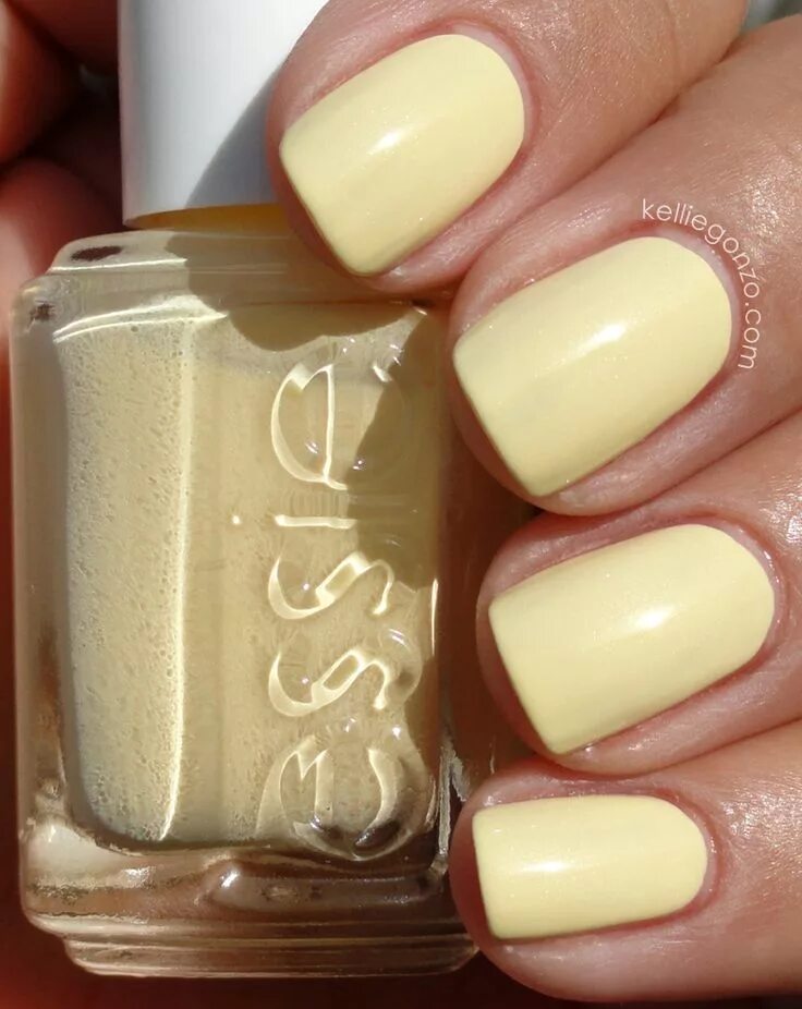 Лак с желтизной. Essie 803 желтый. essie лак желтый. маникюр светло желтого цвета. бледно желтый маникюр.