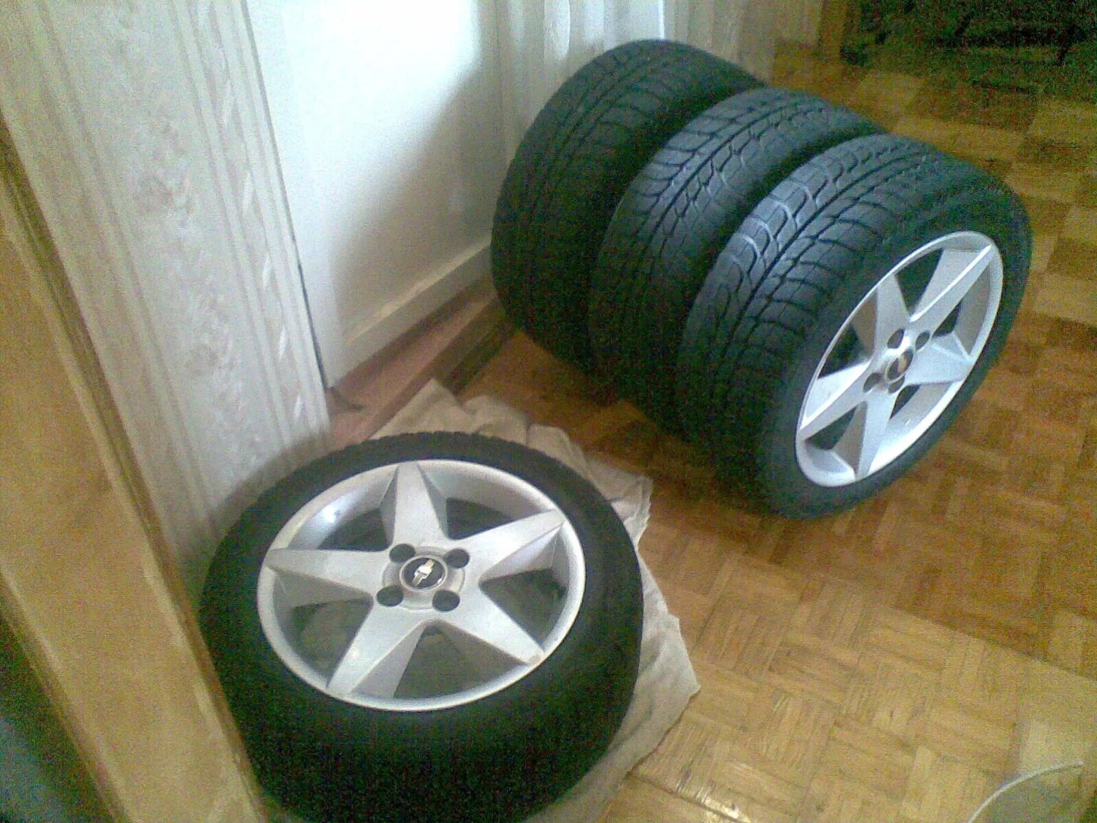 Купить бу колеса на шевроле. Диск Chevrolet Epica r16. Шины на Chevrolet Epica 225x50x17. 225/50 R17 Epica. Chevrolet Epica резина р18.