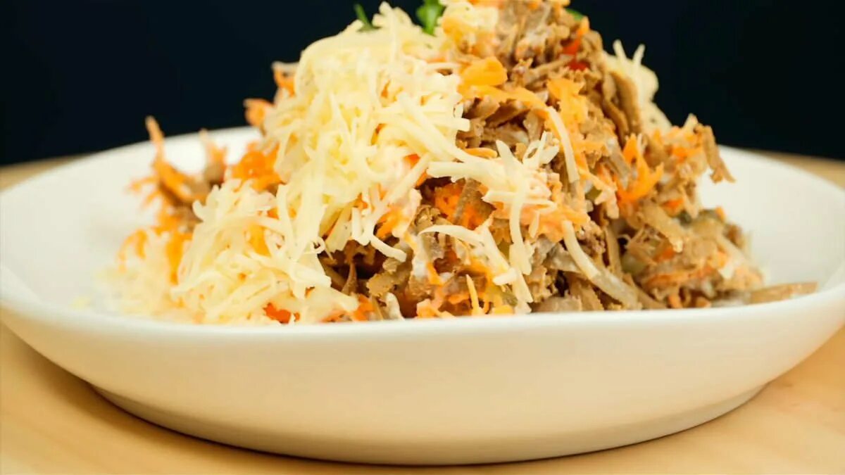 Салат с тертым огурцом и сыром. Салат тертый на терке. Салат тертый на терке. Терка для моркови. Салат тертый на терке.