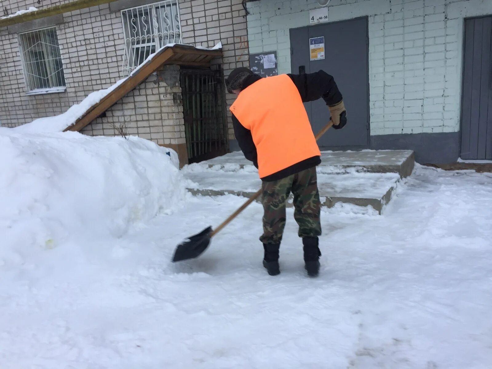 Приглашают на работу в клининговую компанию. Дворник владимир новосибирск. Уборка территории марий эл. Йошкар ола дворы зима. Уборка от снега входных групп.