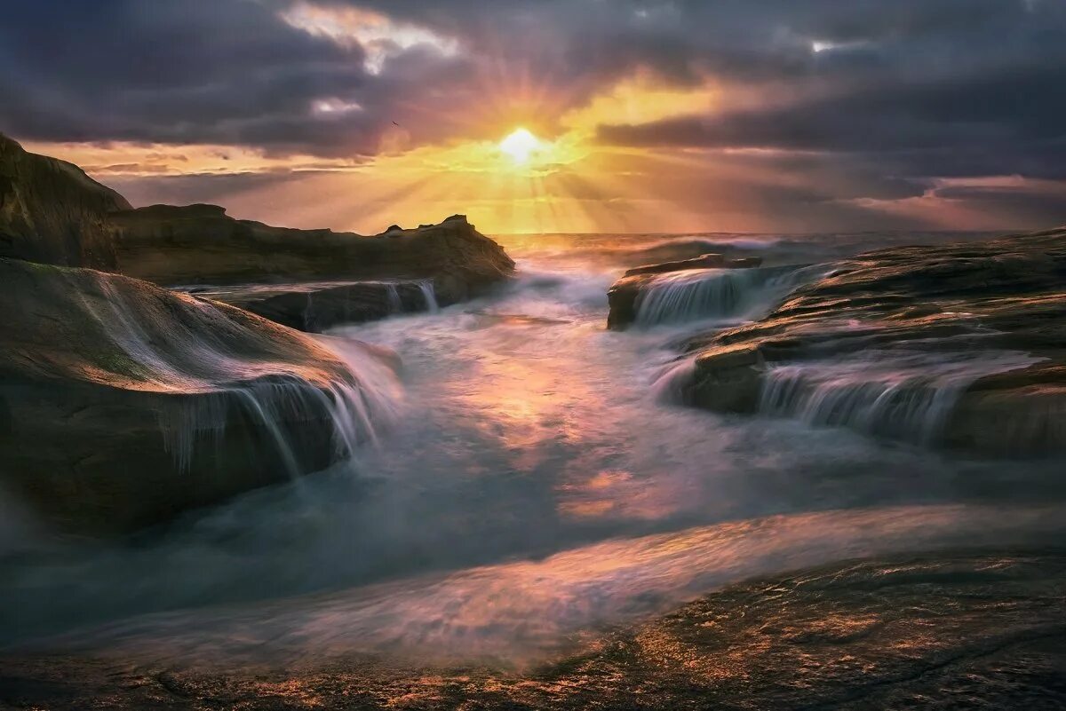 Океан море водопад. Водопад на закате. Водопад на рассвете. Водопад на фоне заката. Красивый закат водопад.