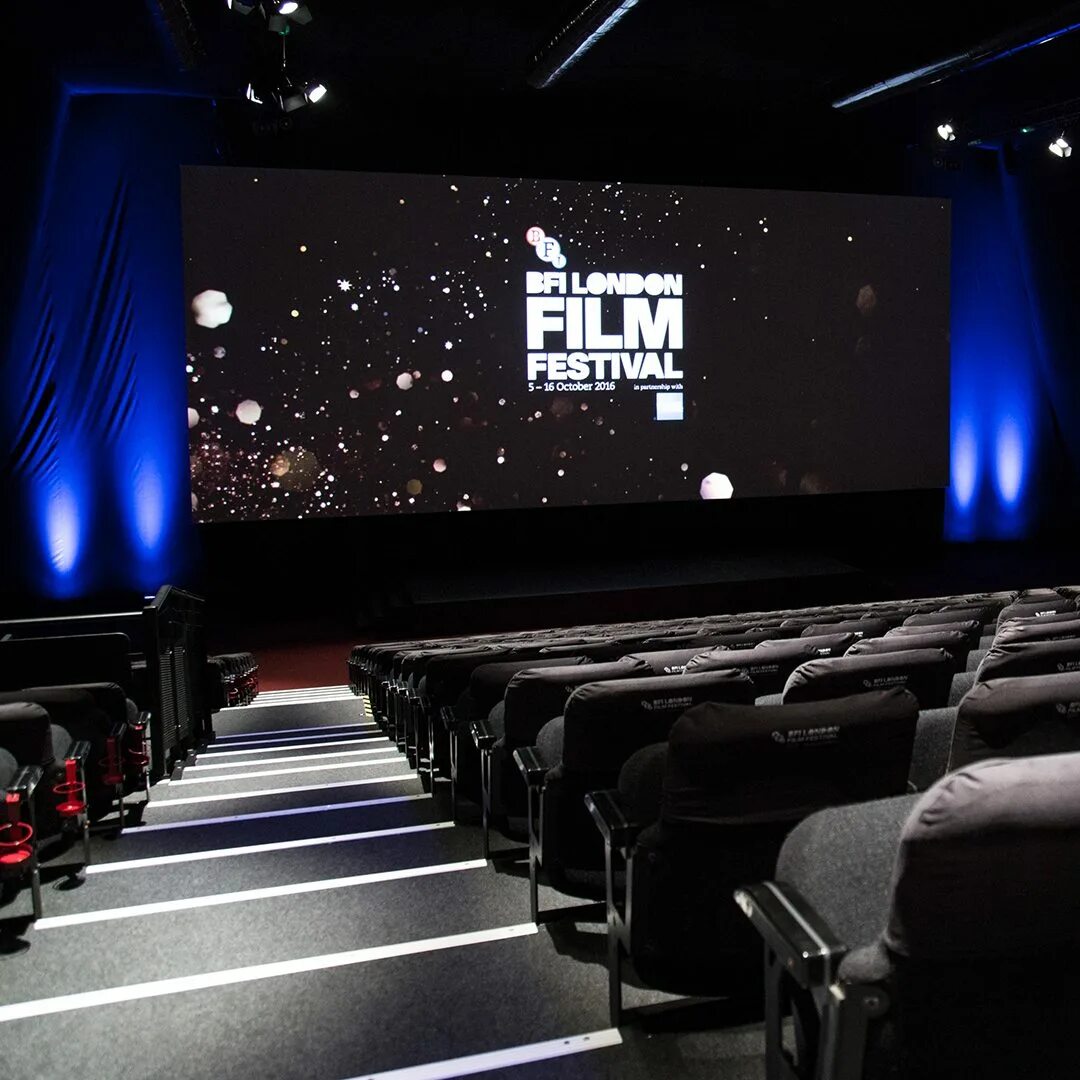 Гостиная мгс 3 как смотрится в комнате дизайеы. The odeon cinema in london. Мираж синема на большом. Апгрейд смотреть на 2*2. Crestron built in projector.