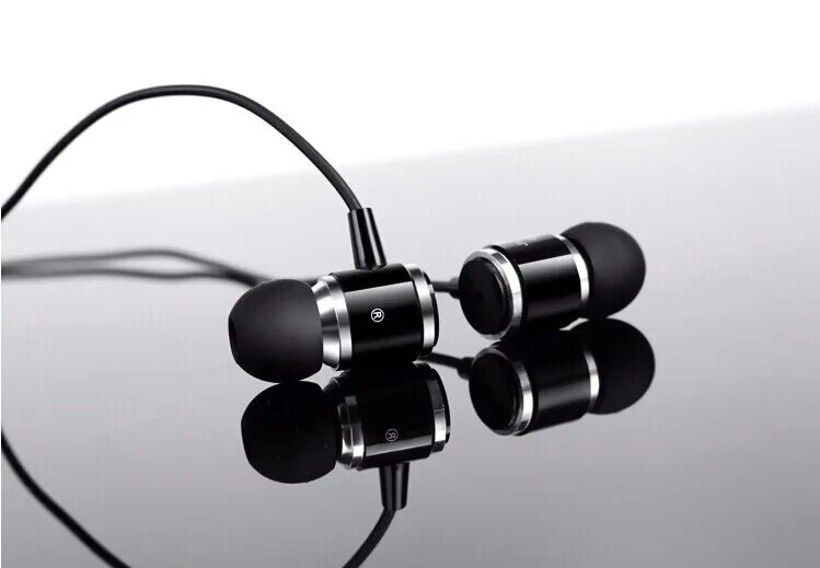 Беспроводные наушники sony wh-1000xm4. Человек в наушниках. Крутые модели наушников. Sennheiser headphones. Современные наушники.