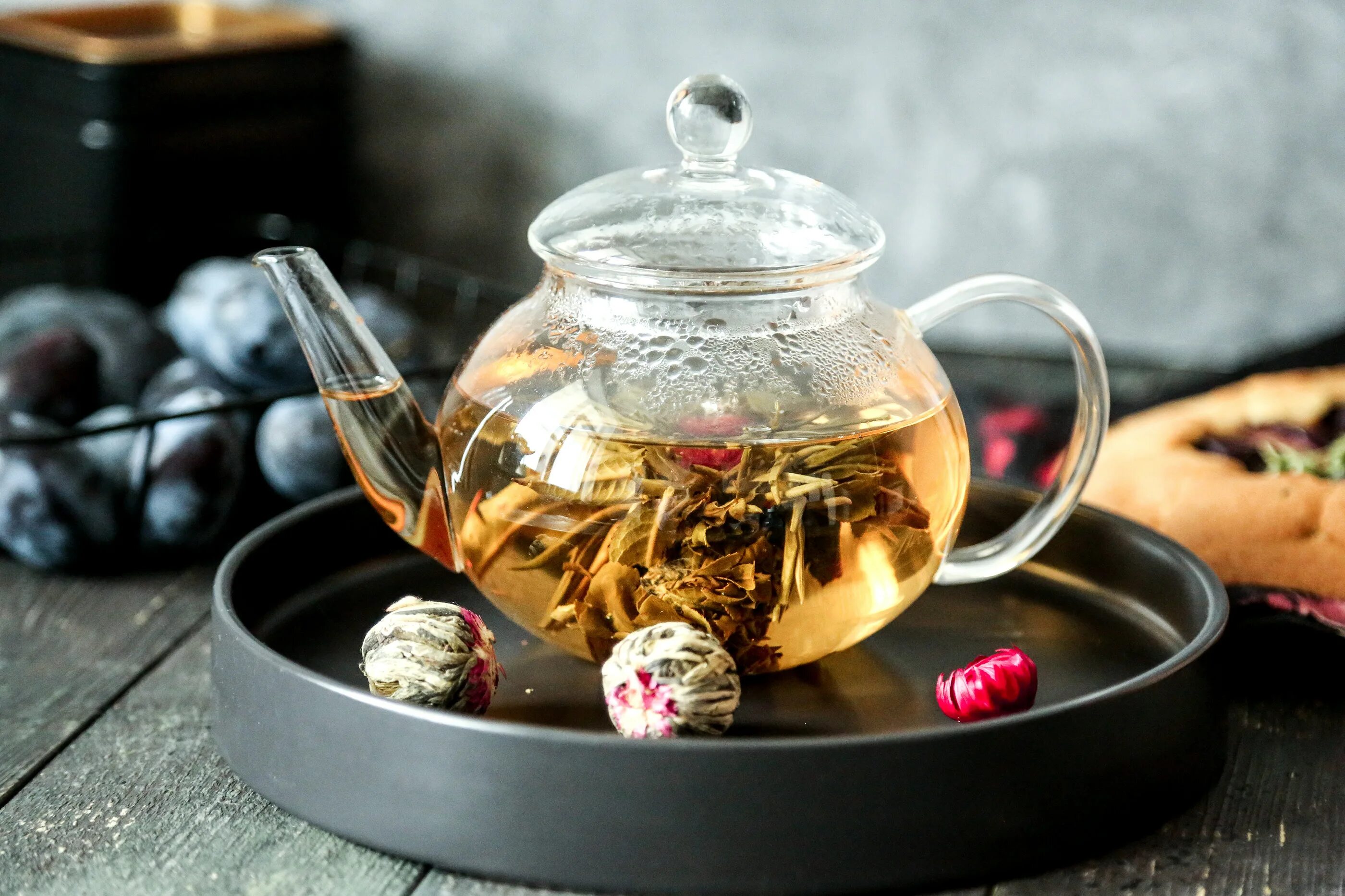 Заваривая чай мне хотелось угостить. Связанный чай. Чай в чайнике. Чай цветок. Необычный чай.