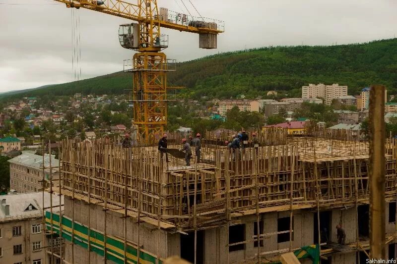 Строящееся здание. Южно-сахалинск новый терминал. Современные жилые комплексы. «сахалинского нефтегазового индустриального парка». Аэровокзальный комплекс южно-сахалинск.