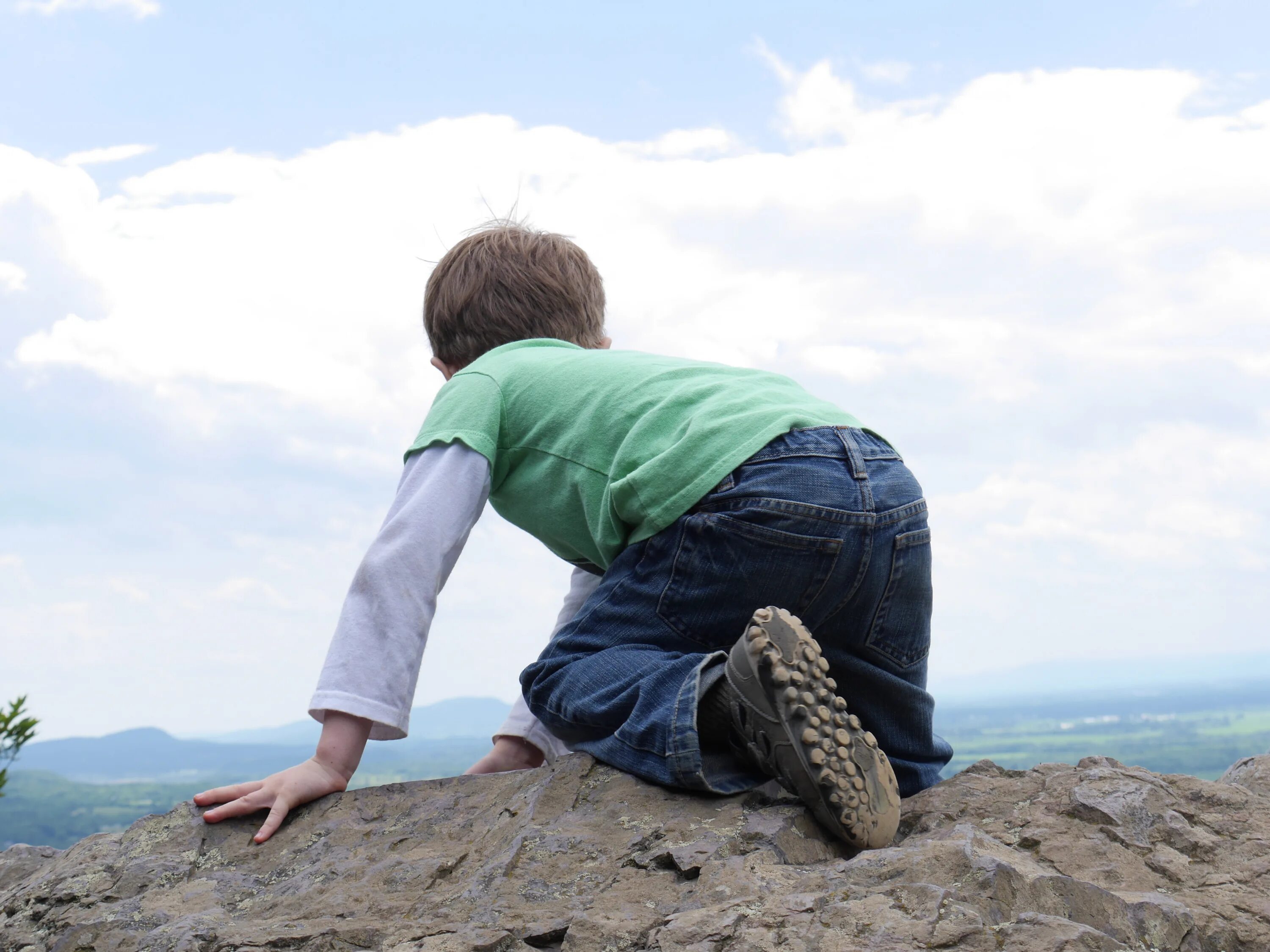 Mountain child. Мальчик в горах. Детям о горе. Мальчик на горе. Горы для детей.