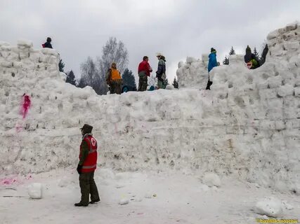 Яркое солнце рушит последние снежные крепости