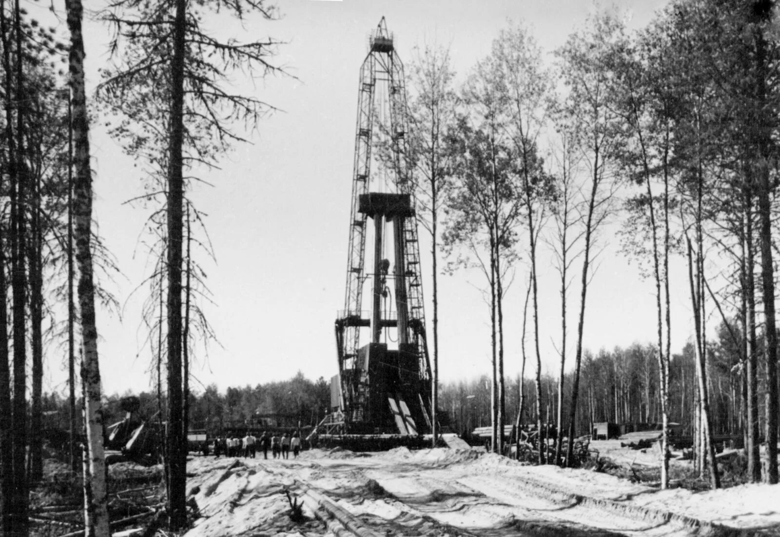 Мегионское месторождение нефти. Самотлор нефтяное месторождение. Чеченская республика нефть. Нижневартовск самотлор первая скважина. Добыча нефти на северном кавказе.