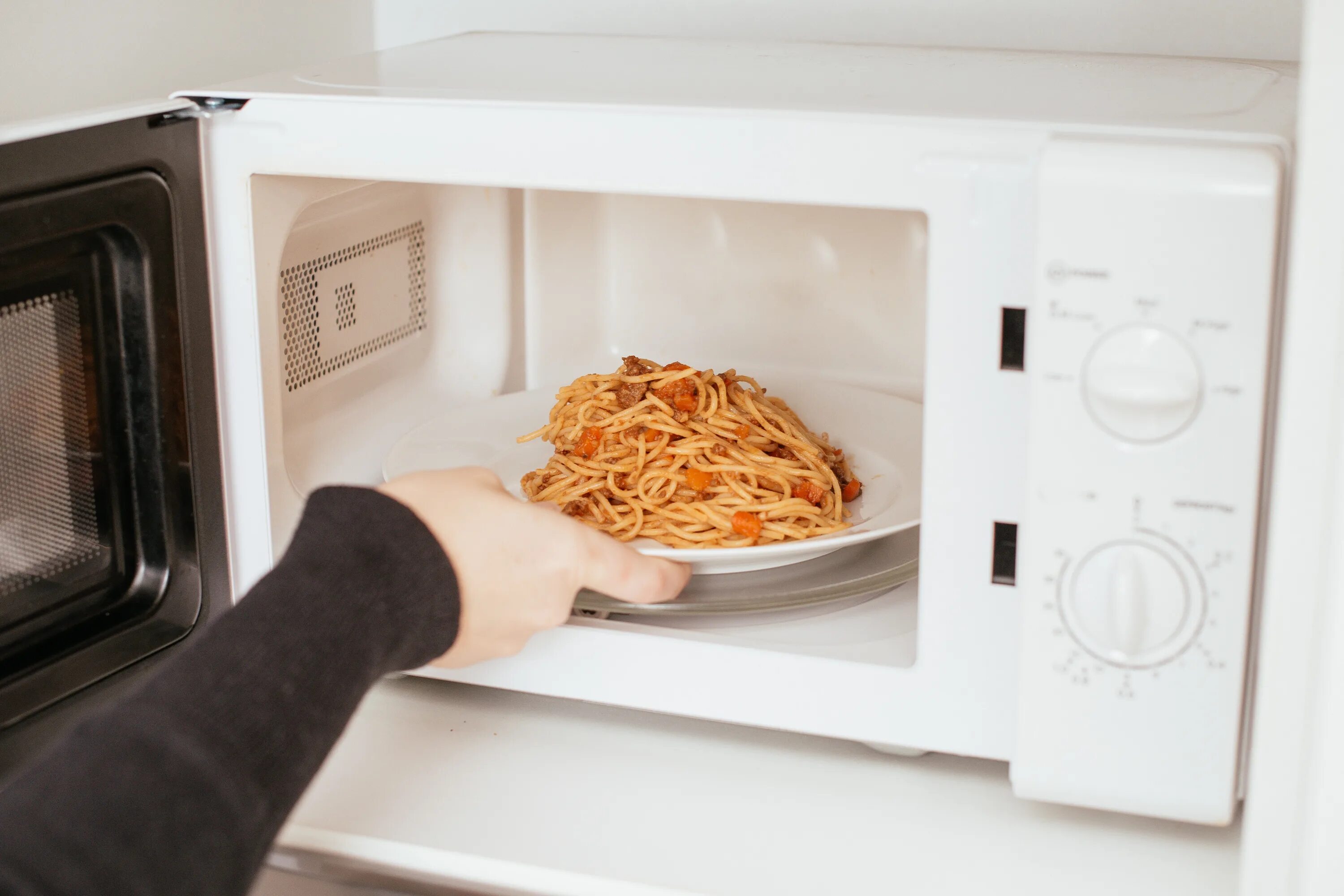 Роллы можно разогреть в микроволновке. Продукты для микроволновки. разогреть в микроволновке. готовые продукты для разогрева в микроволновке. разогревать.