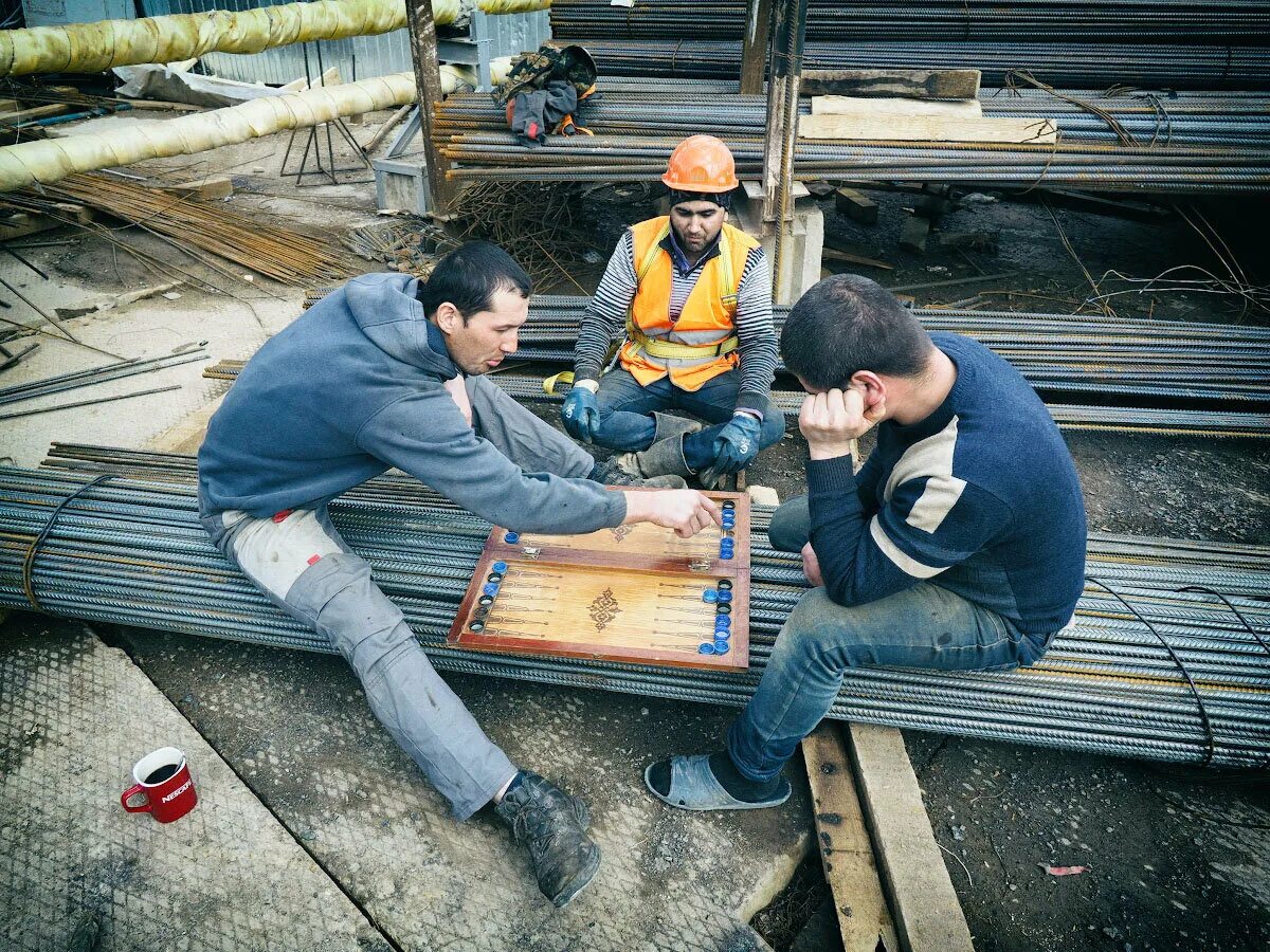 Рабочий засыпать