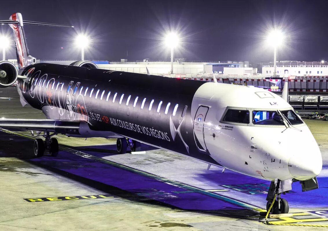 Boeing 767 sunday airlines. Crj 1000 самолет. Чартер отзывы. Черный чартер. Чартер и регулярный рейс отличия.