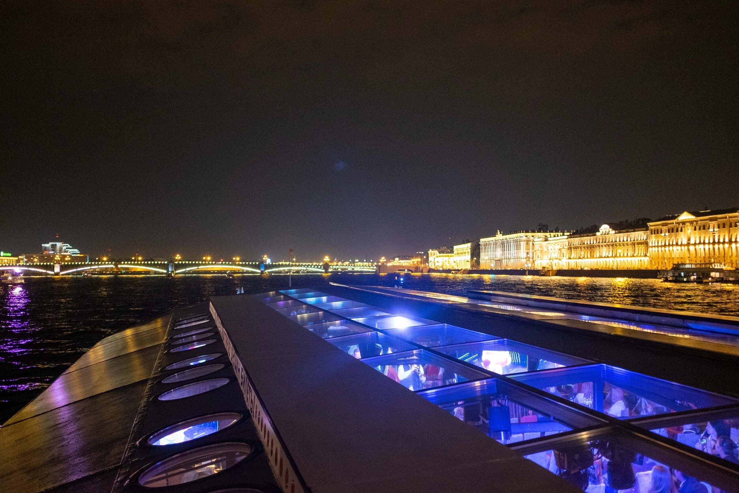 Дворцовая площадь питер вечером. Разводные мосты васильевского острова в санкт-петербурге. Ночной петергоф фонтаны. Куда можно сходить ночью в питере. Теплоход на неве ночью.