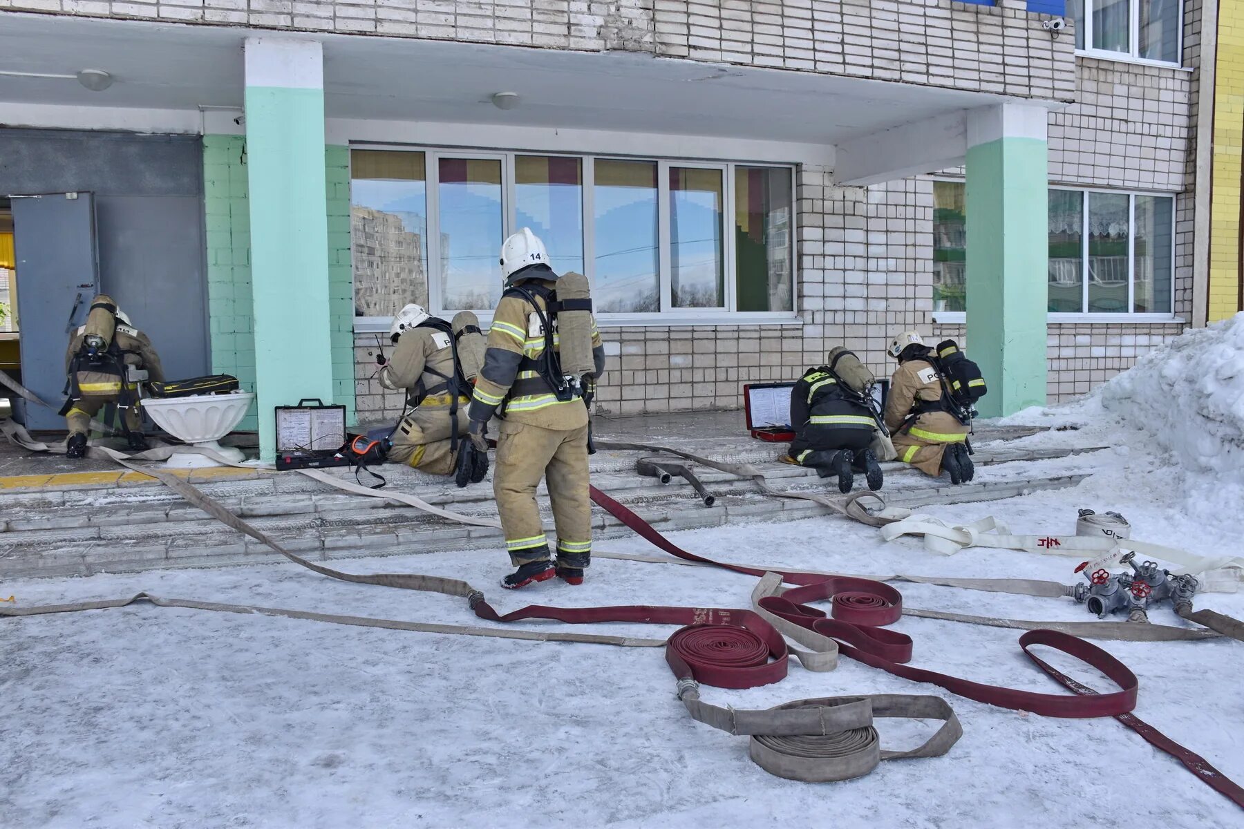 Пожарно-тактические учения в школе. Пожарные учения в школе. Пожар в школе. Тушение пожаров в образовательных учреждениях.