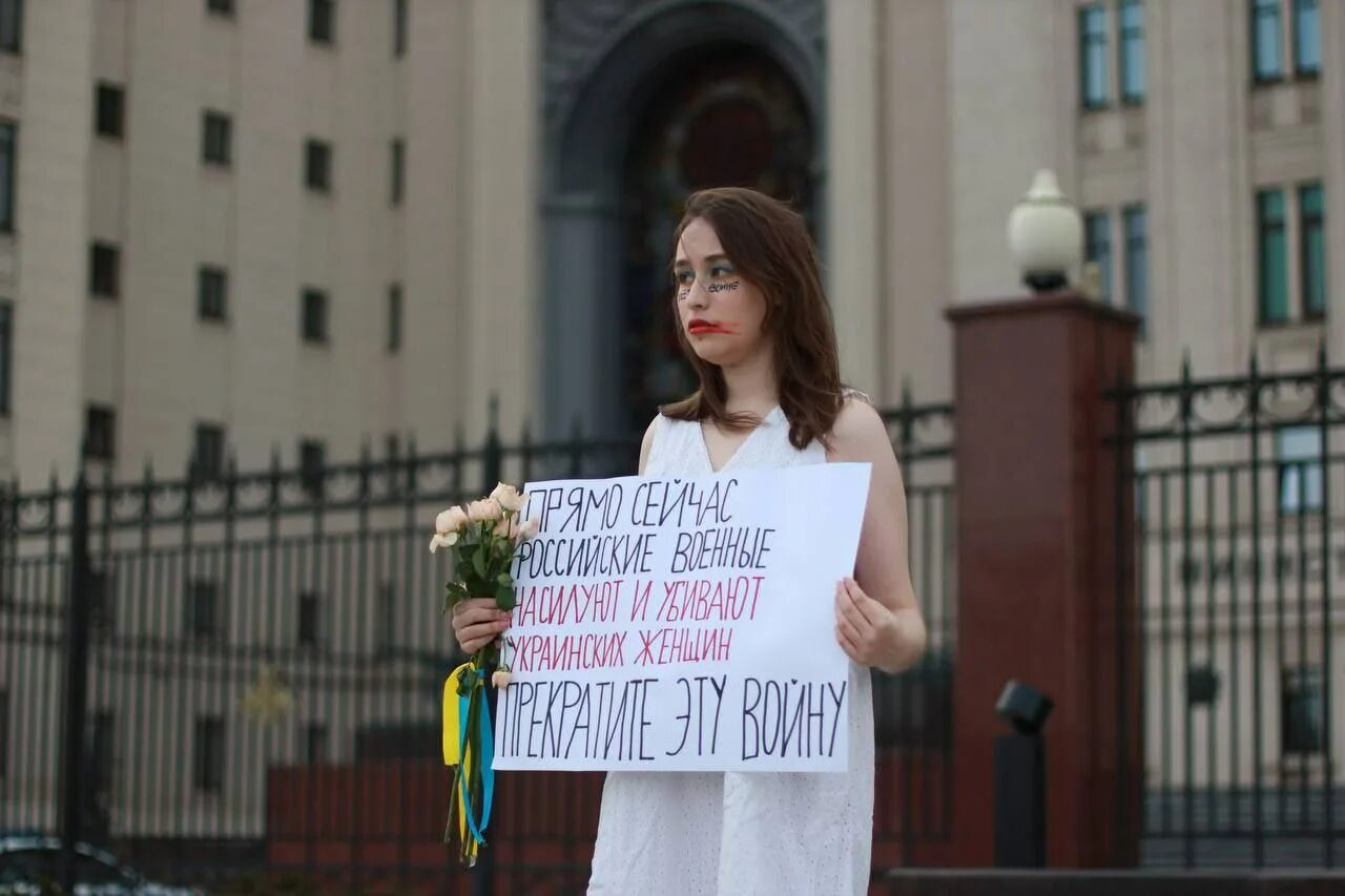 Русским не дают жить. Женщина с плакатом. Пикет у Министерства обороны. Пикет у здания Минобороны. Пикеты против войны с Украиной.