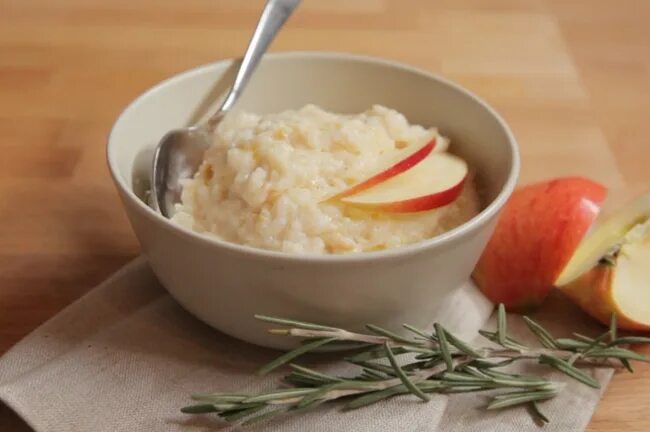 рисовая каша с яблоками. яблоки с рисом. каша с яблоками. каша рис с яблоками. каша рисовая с яблочным конфитюром.