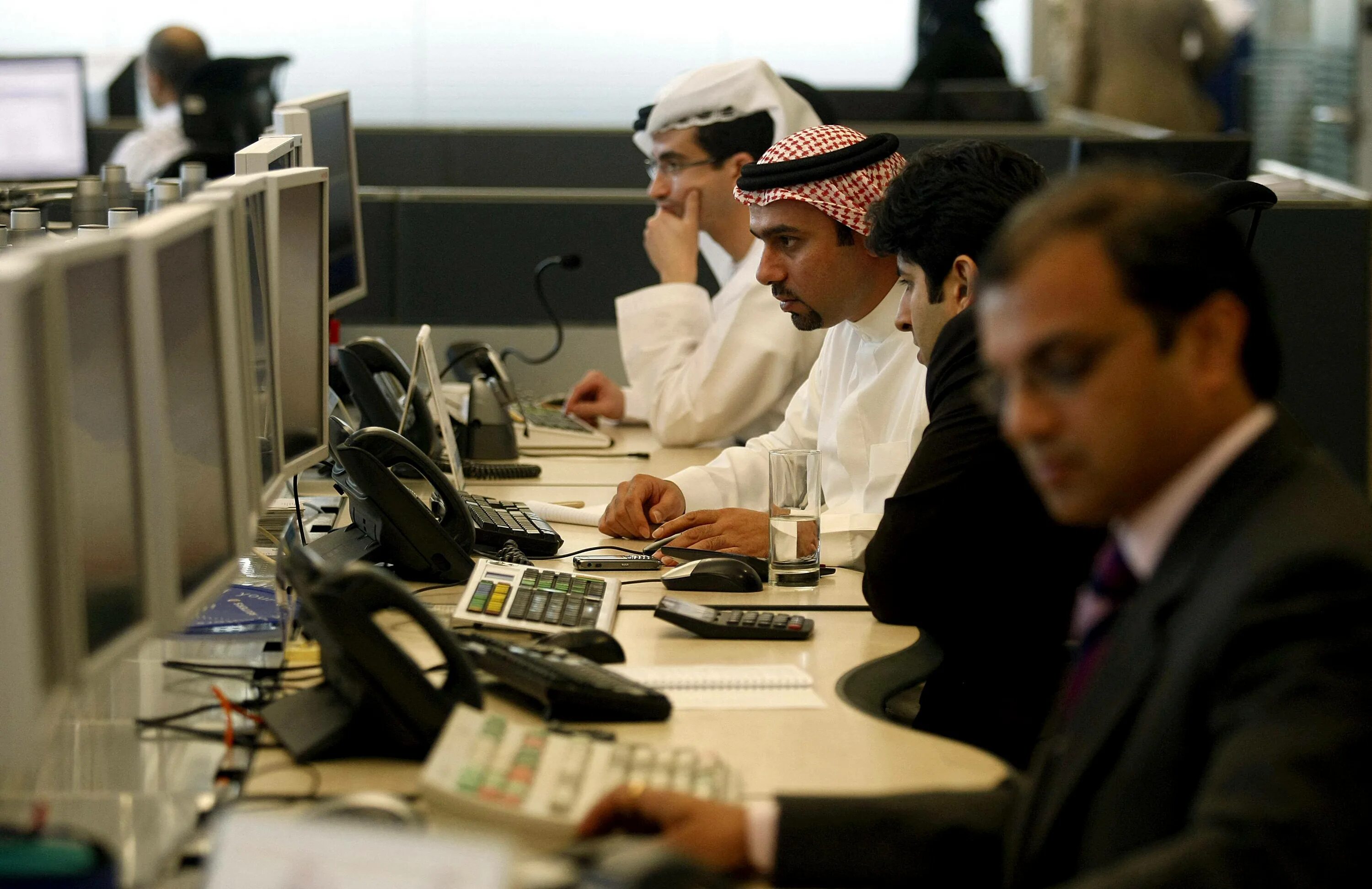 Арабские программисты. Граждане ОАЭ. Арабские офисные работники. Араб работник.