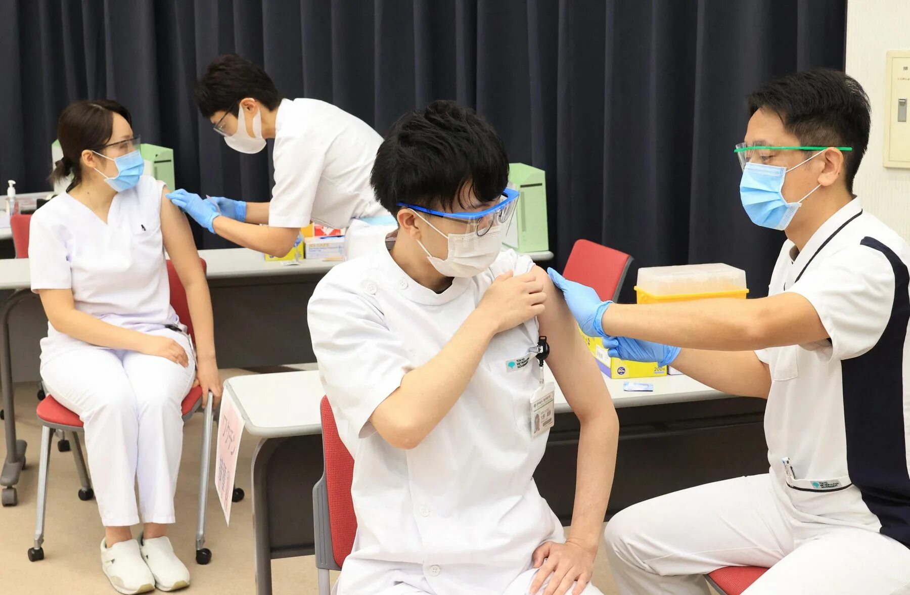 Вакцинирование в Японии. Вакцинация в Японии. Медицинский работник Япония. Министерство здравоохранения Японии. Вакцины японии