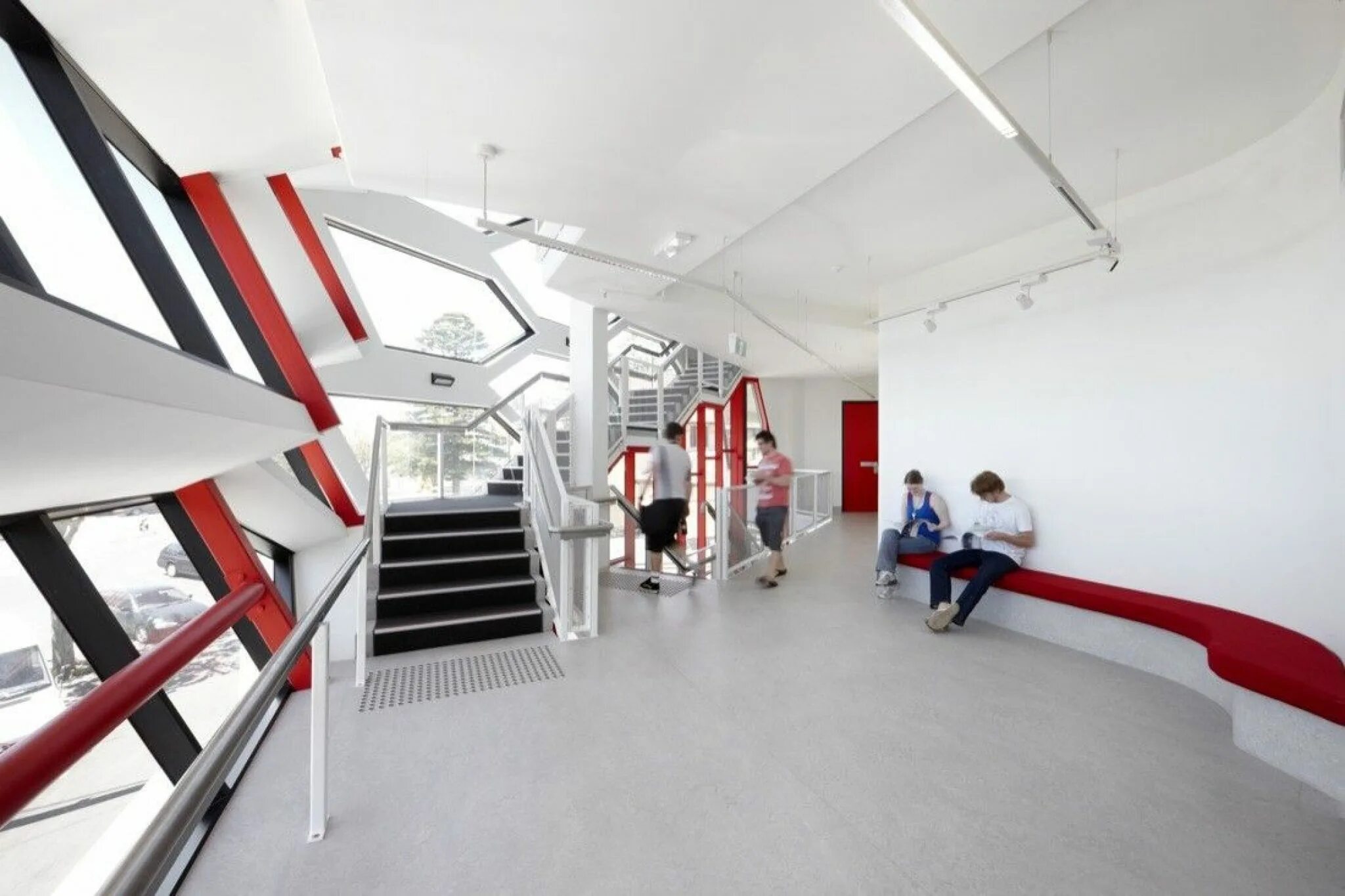 коридоры школы современные. оформление рекреаций и входной зоны в начальной школе. фойе современной школы. холл современной школы. мебель для школьных коридоров и рекреаций.