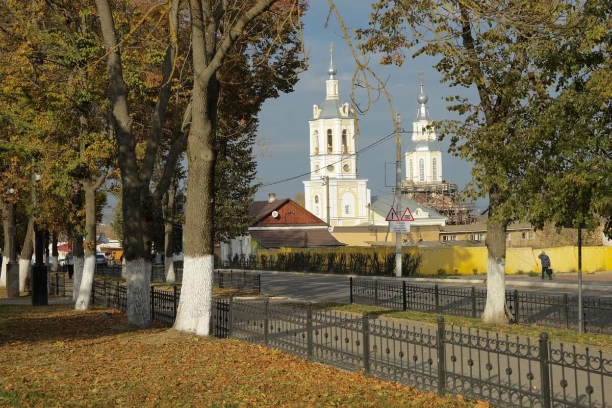 Почему назвали город козельск. Козельск Калужская область. Мемориальный парк Козельск. Город Козельск Калужской области достопримечательности. Козельск центр города.