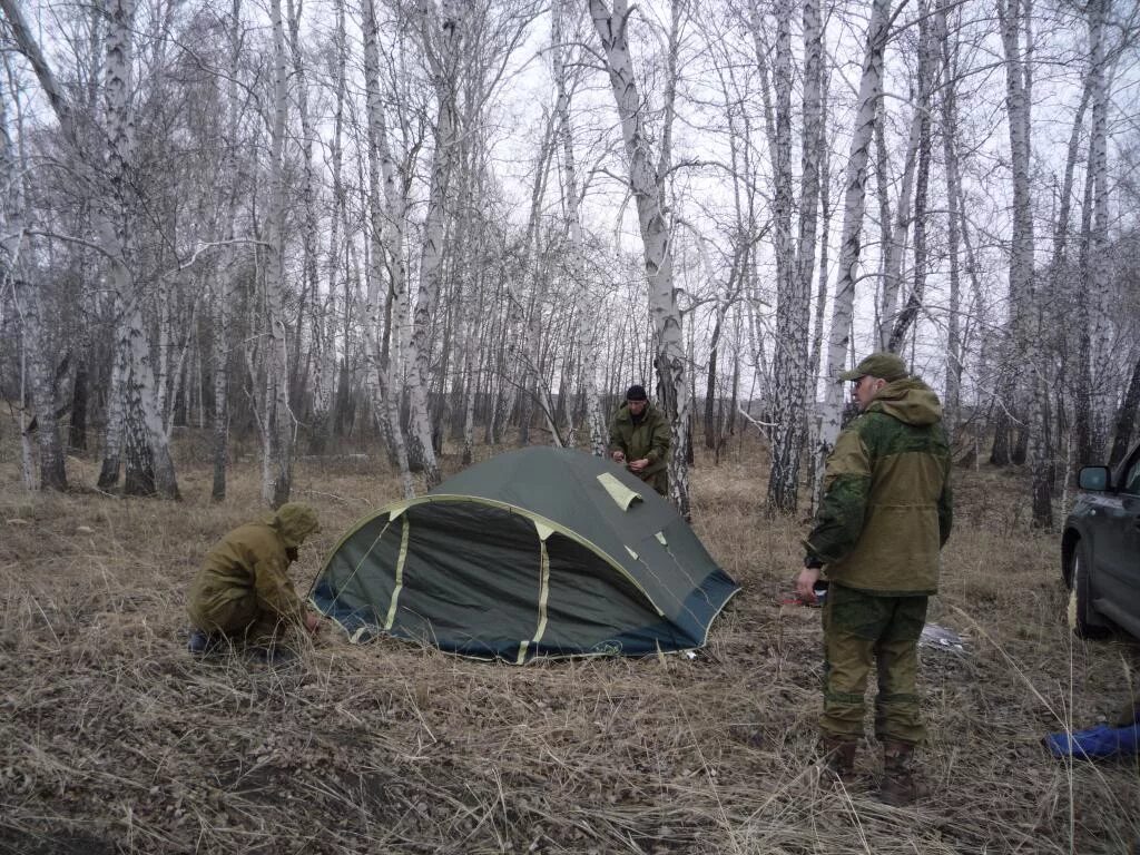 Разбивать лагерь. Охотничий лагерь. Лагерь на охоте. Разбивка бивака. Обустройство лагеря на охоте.