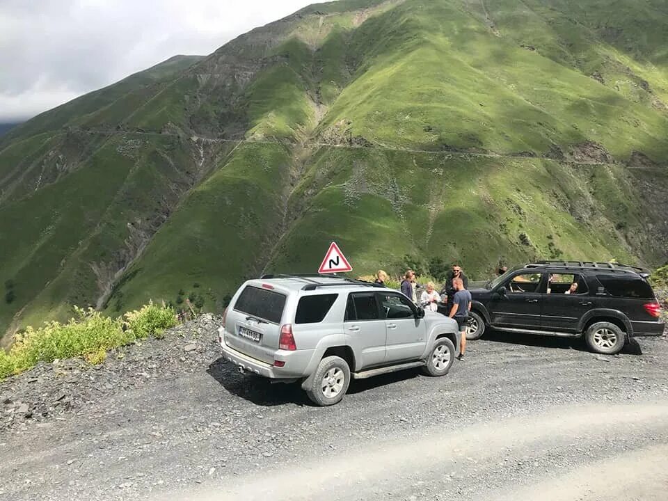 В грузию самостоятельно. FSTA Тбилиси. Путешествие в Грузию на машине. Машины в Грузии. Дорога в Грузию на машине.