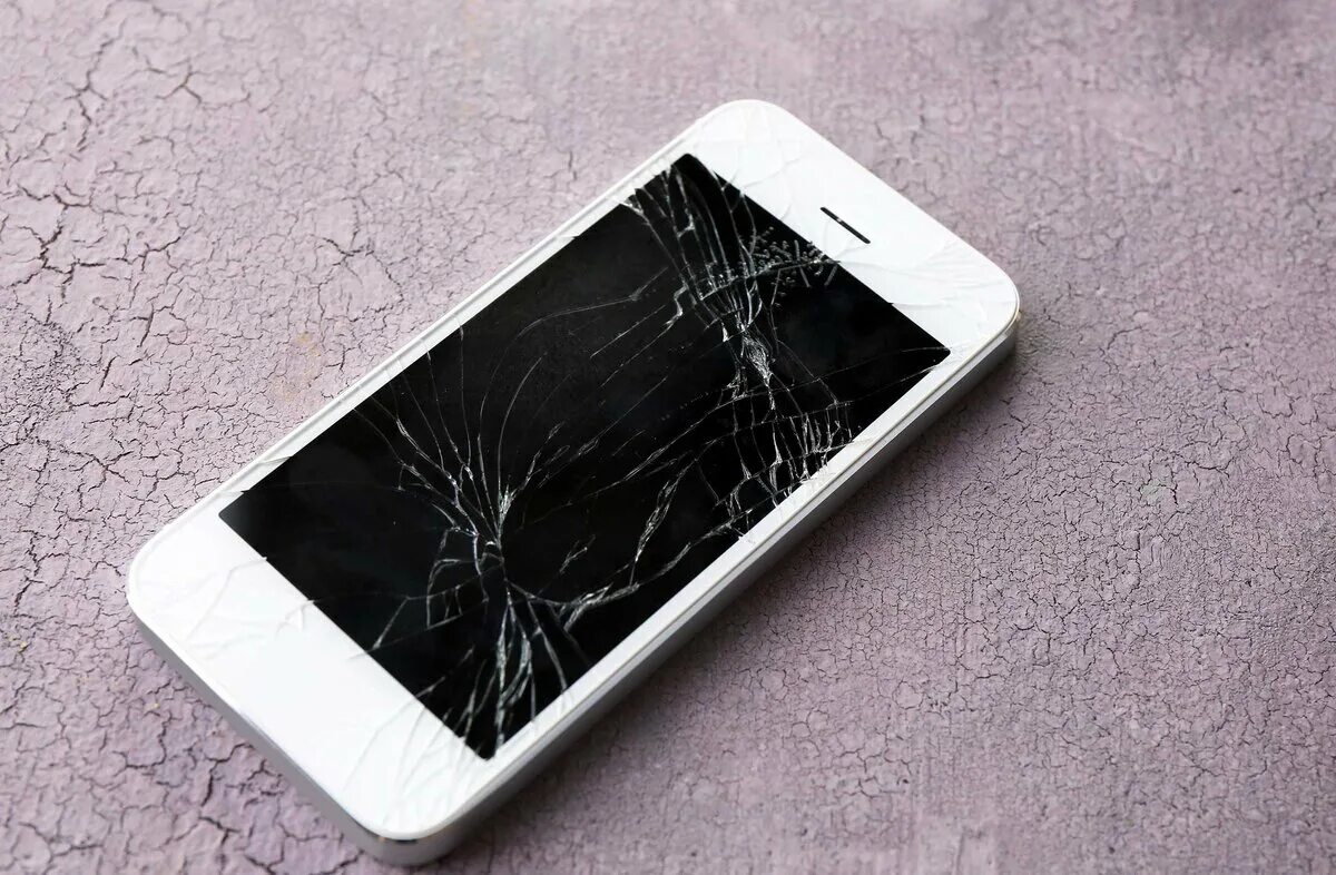 Разбит экран телефона. Разбитый айфон. Разбитый экран смартфона. Разбитый дисплей смартфона.