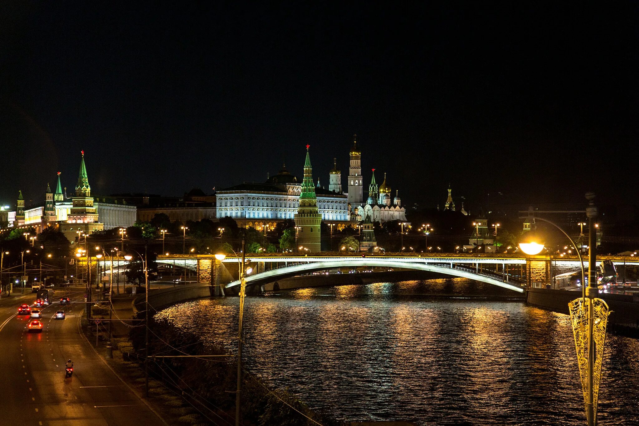 Россия ночью. Москворецкий мост ночью. Ночная Москва река Петр. Кремлевская набережная ночью.