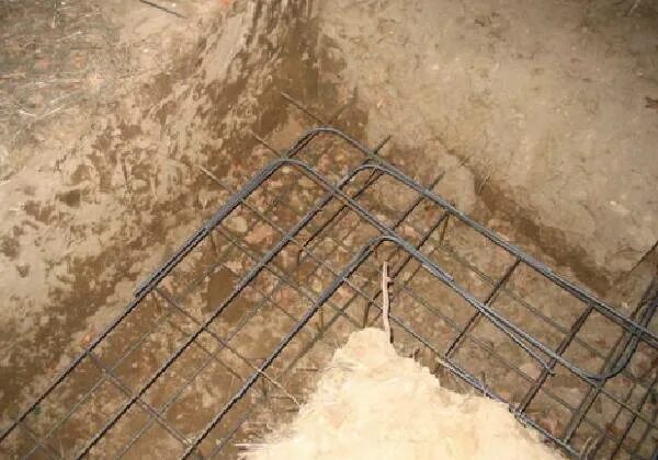 Арматура как правильно собрать. Арматура в свае 150х150. Каркас арматурный 12 мм. Опалубка армирование 40-20 метров. Конструкция арматурного каркаса фундамента.