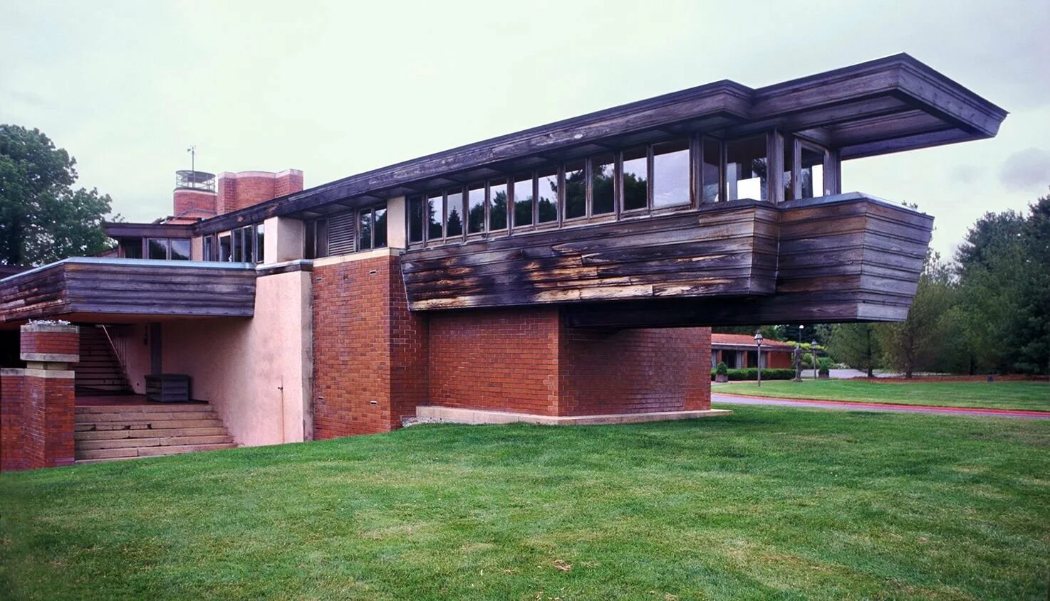 Фрэнк ллойд райт архитектура дом. Ф л райт архитектор. Фрэнк ллойд райт архитектор «дома прерий». Стиль фрэнка ллойда райта. Фрэнк ллойд райт архитектор.