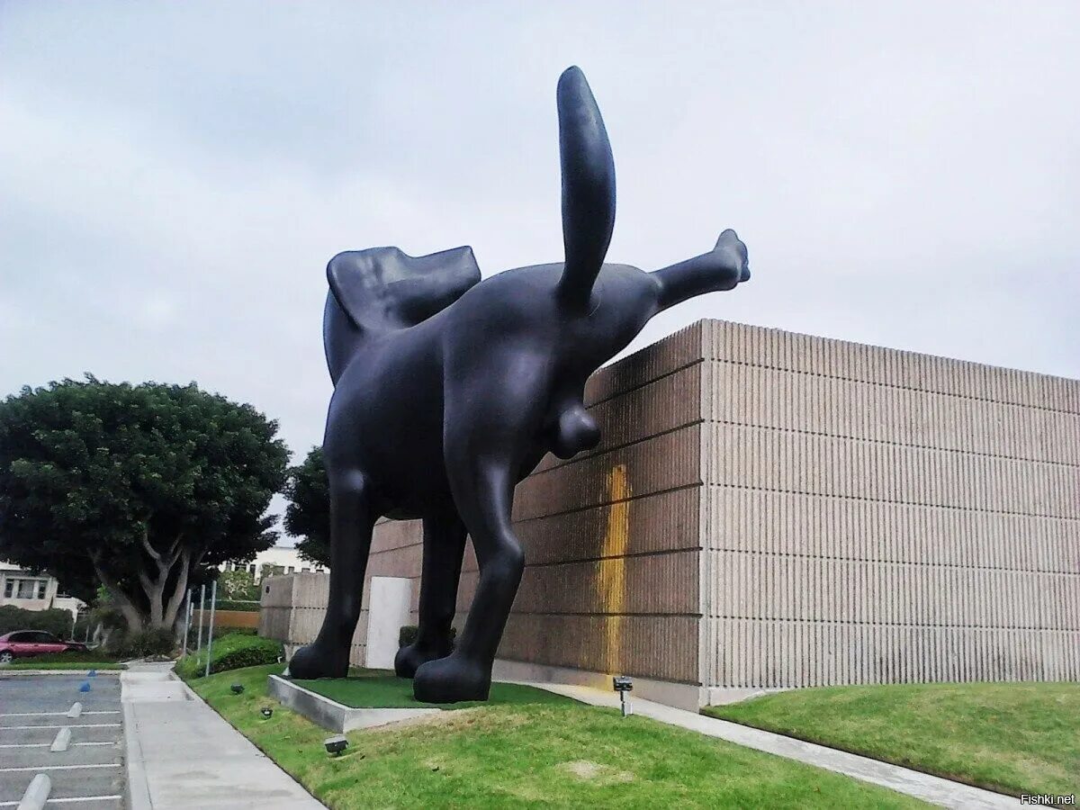 Памятники разных. "Плохая собака" скульптора Ричарда Джексона. Современная скульптура США. Скульптура писающая собака. Огромная статуя собаки.