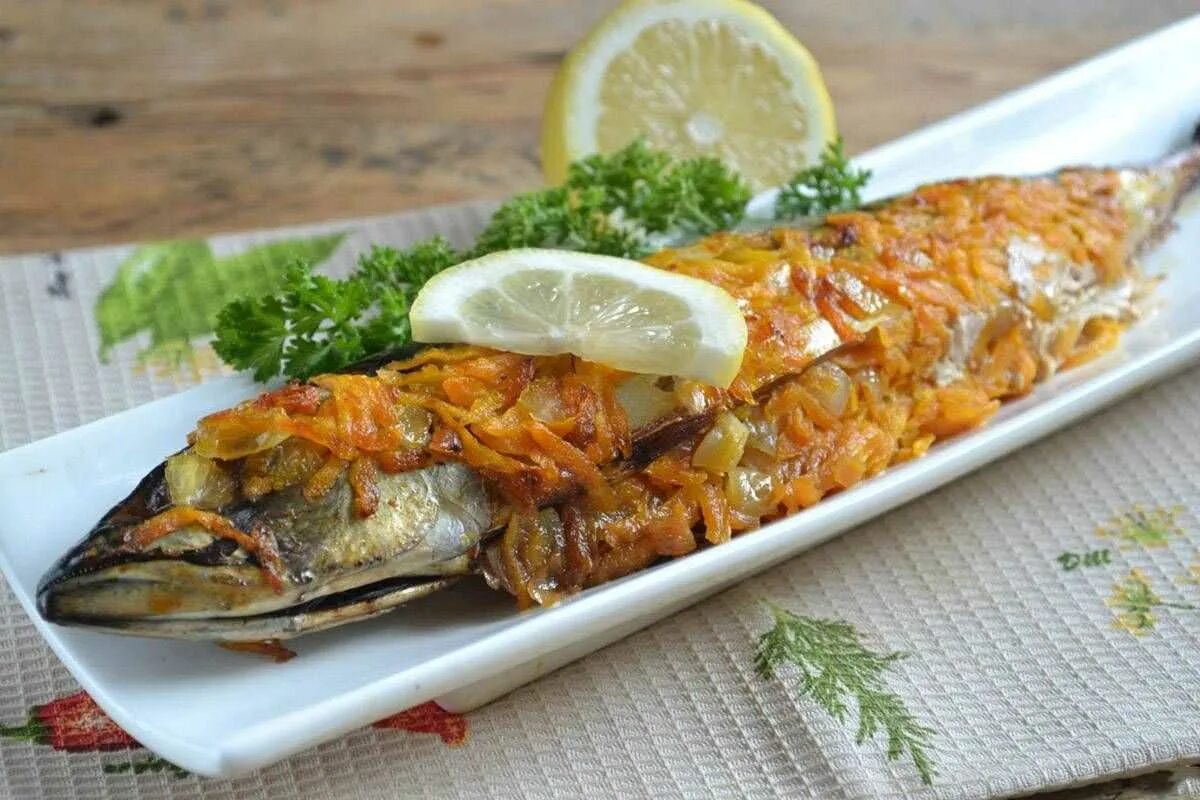 Как приготовить скумбрию в духовке быстро. Скумбрия в духовке с морковью и луком. скумбрия запеченная в духовке с луком. скумбрия в духовке в фольге с овощами. скумбрия с морковью и луком.