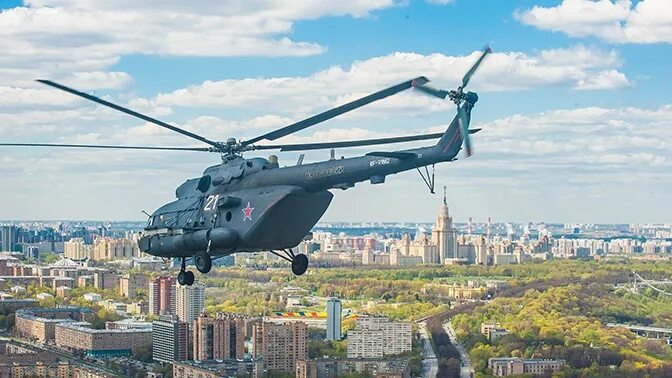 Вертолет над Москвой. Военные вертолеты над Москвой. Москва с вертолета. Над Москвой летают военные вертолеты.