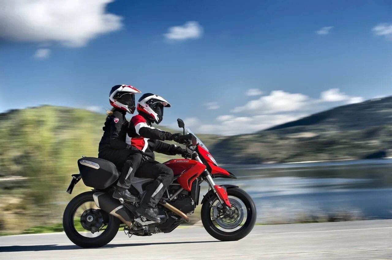 Мотоцикл на белом фоне. Мотоцикл great wall. Радиоуправляемый мотоцикл. Ducati hyperstrada, 2013. Honda nc750x dct.