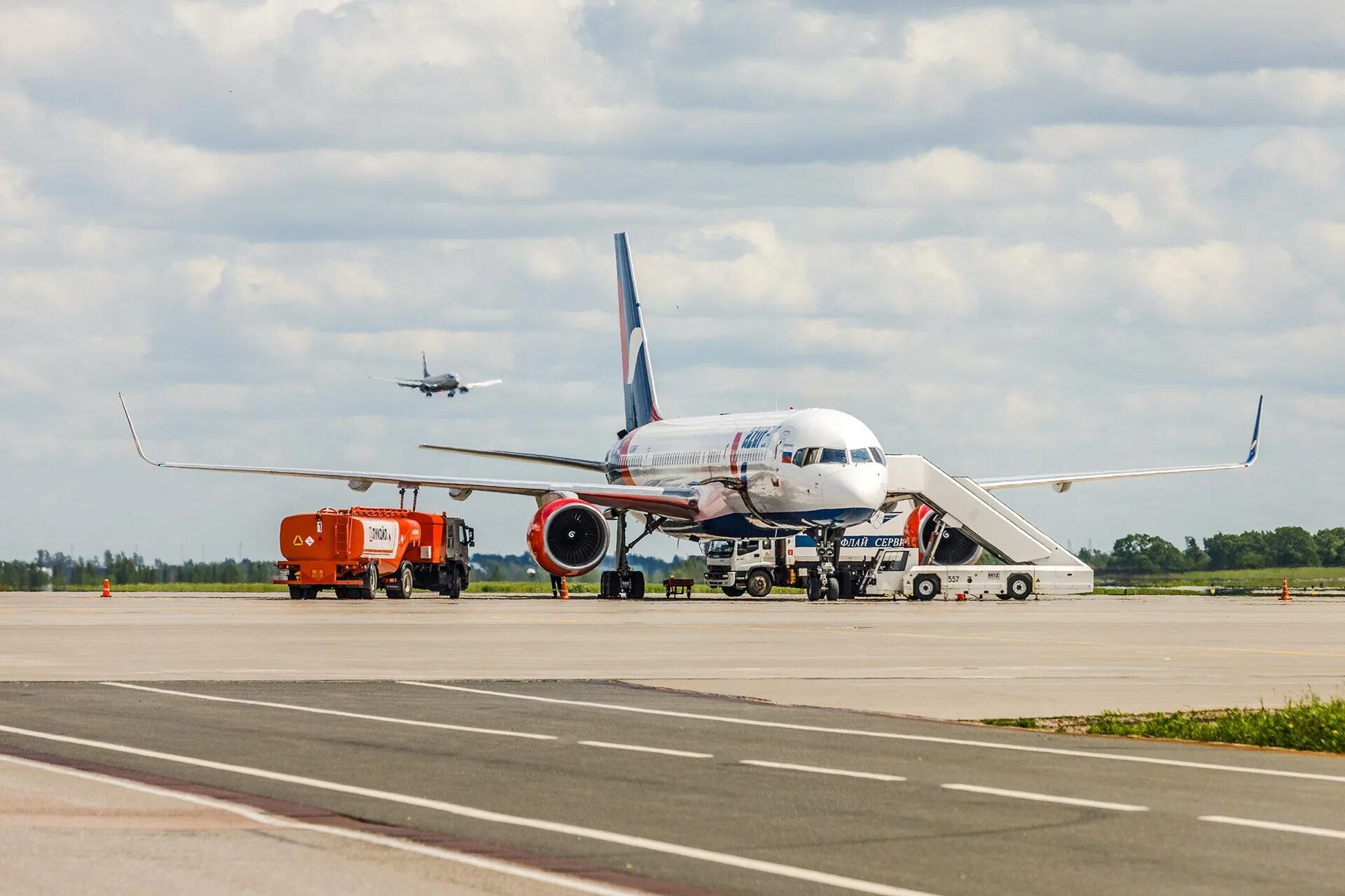 Новости эйр. Аэропорт Сочи Азур. Азур Эйр Барнаул. Azur Air Pulkovo. Самолет арабские эмираты из Внуково.