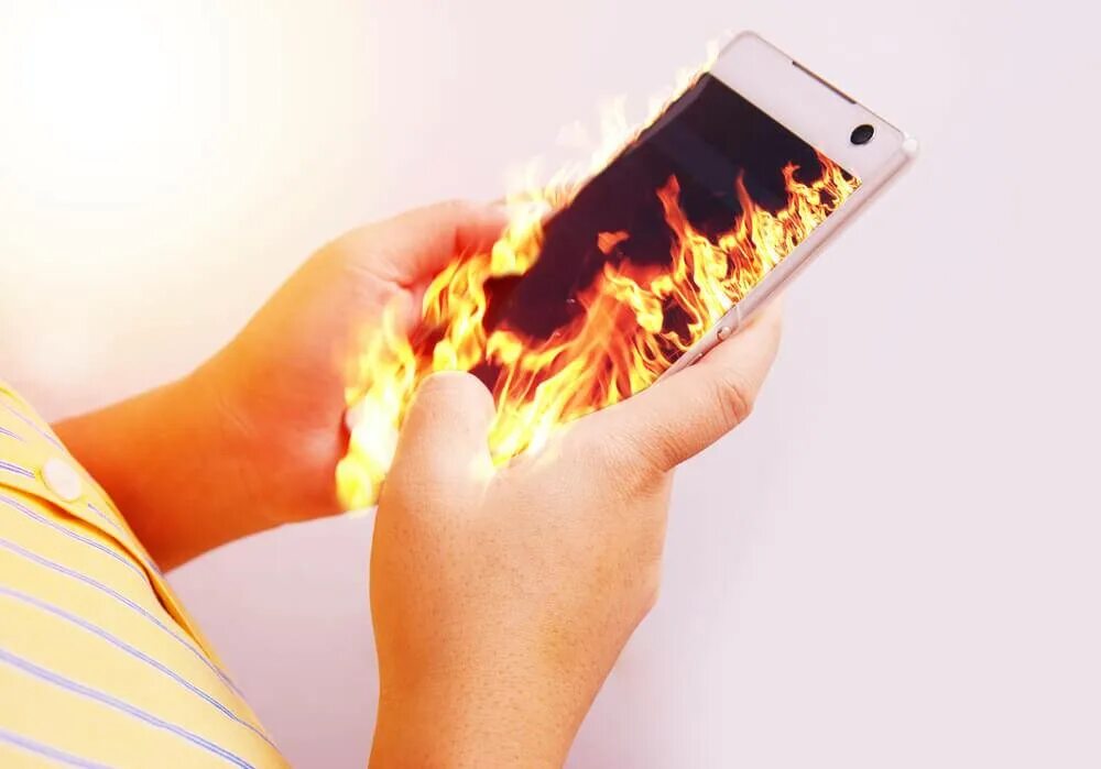 Горящий смартфон. Смартфон горит. Сгорел смартфон. Смартфон в огне.